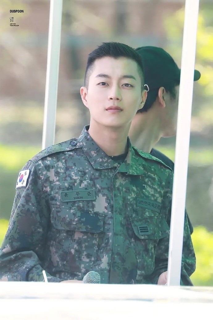 Highlight成員尹斗俊4月10日退伍