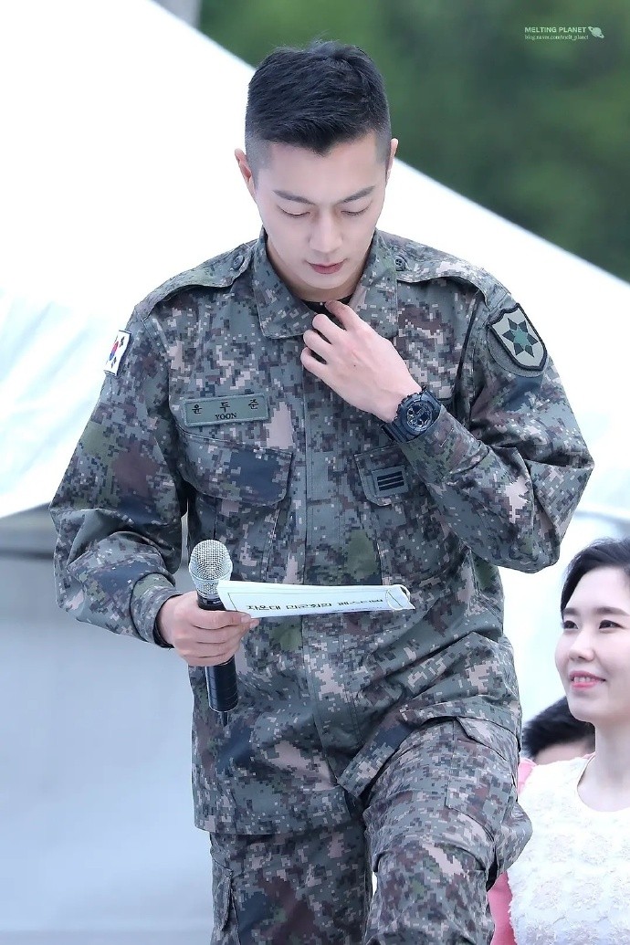 Highlight成員尹斗俊4月10日退伍