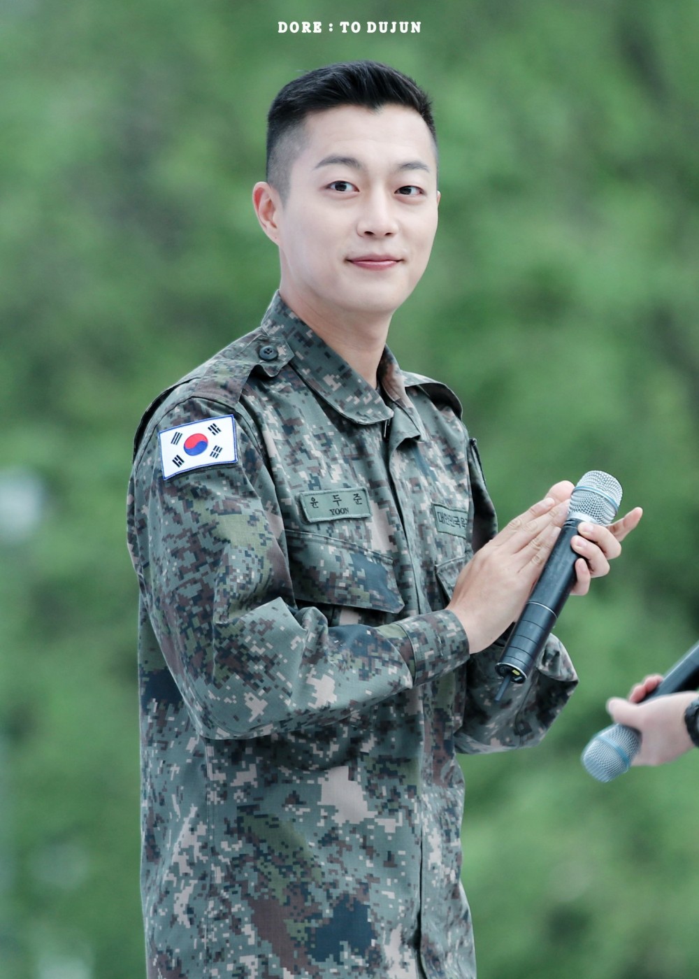 Highlight成員尹斗俊4月10日退伍