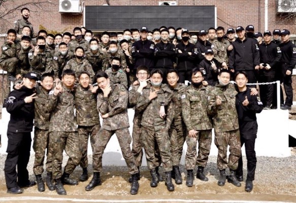 Highlight成員尹斗俊4月10日退伍