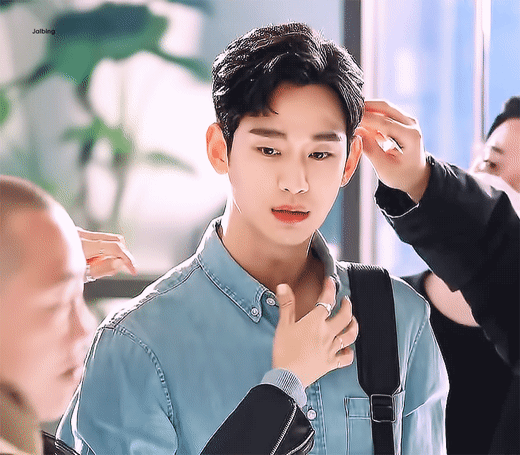 韓亞銀行官方公開了金秀賢拍攝銀行廣告的幕後花絮