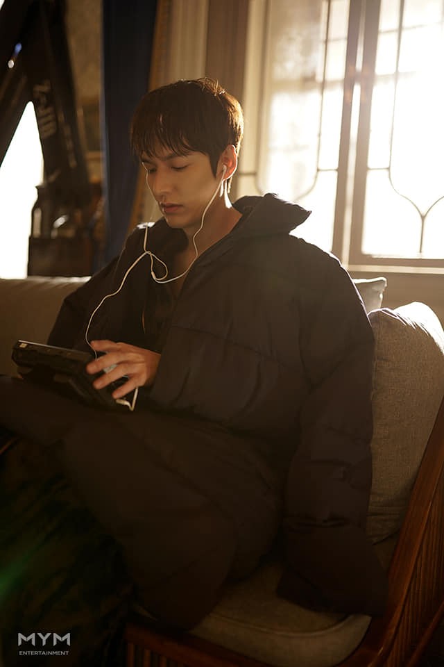 李敏鎬所屬的MYM經紀公司釋出了《The King:永遠的君主》拍攝花絮照