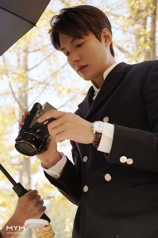 李敏鎬所屬的MYM經紀公司釋出了《The King:永遠的君主》拍攝花絮照