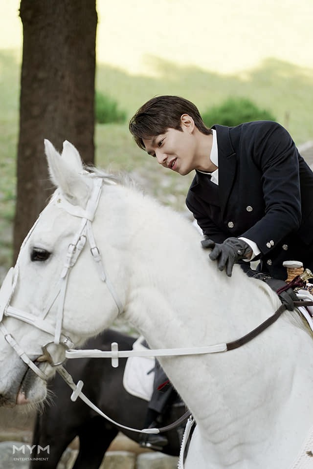李敏鎬所屬的MYM經紀公司釋出了《The King:永遠的君主》拍攝花絮照