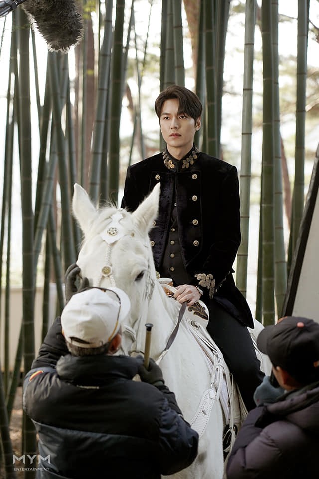 李敏鎬所屬的MYM經紀公司釋出了《The King:永遠的君主》拍攝花絮照