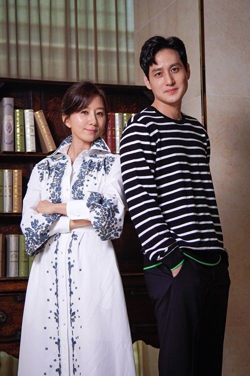 金喜愛、朴海俊24日時出席了《夫妻的世界》線上記者會，並接受採訪