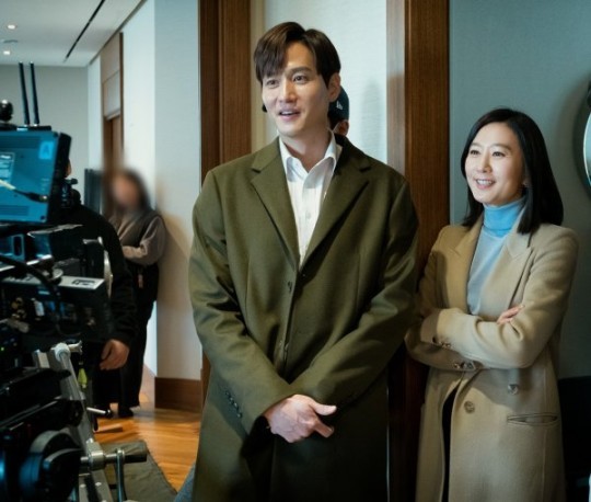 金喜愛、朴海俊24日時出席了《夫妻的世界》線上記者會，並接受採訪