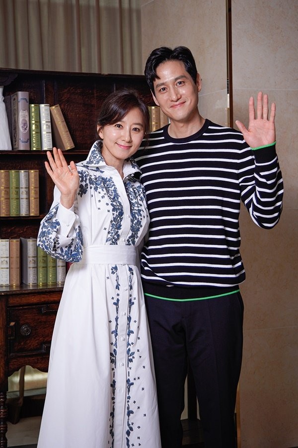 金喜愛、朴海俊24日時出席了《夫妻的世界》線上記者會，並接受採訪