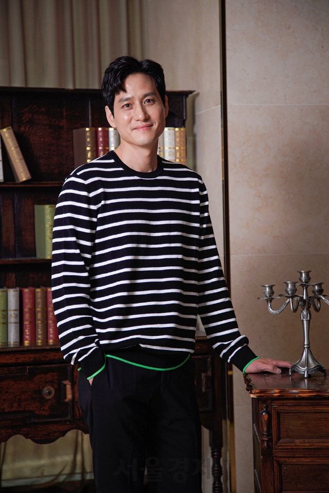 金喜愛、朴海俊24日時出席了《夫妻的世界》線上記者會，並接受採訪