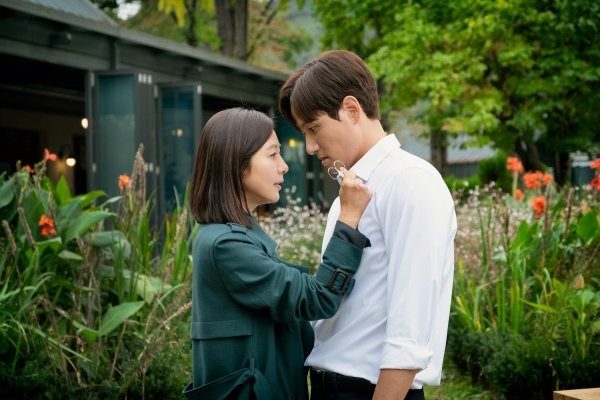 金喜愛、朴海俊24日時出席了《夫妻的世界》線上記者會，並接受採訪