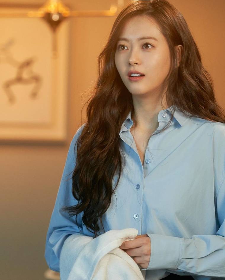 高雅羅飾演人生逆變而無限積極的鋼琴家「具拉拉」