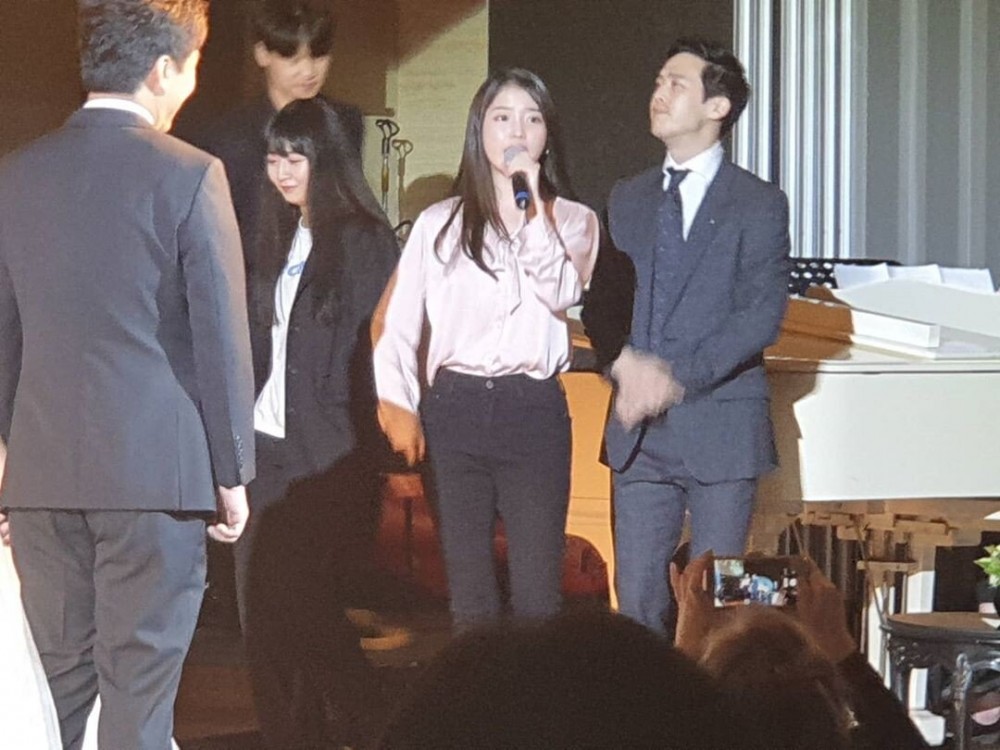 IU在同事婚禮演唱祝歌