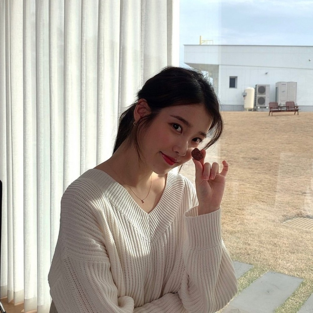 IU在同事婚禮演唱祝歌