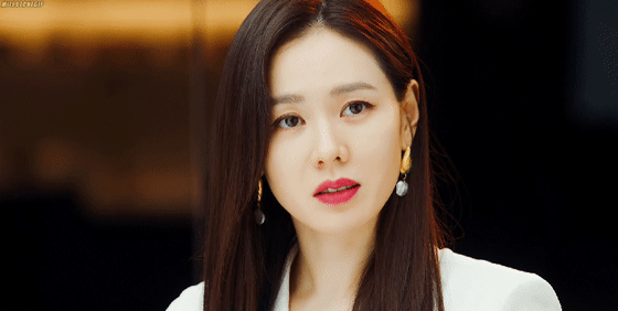 第56屆《百想藝術大賞》女子最優秀演技獎的入圍者金喜愛、孫藝珍、孔曉振、IU、金惠秀