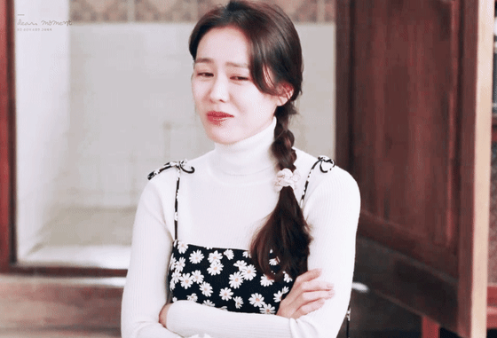 第56屆《百想藝術大賞》女子最優秀演技獎的入圍者金喜愛、孫藝珍、孔曉振、IU、金惠秀