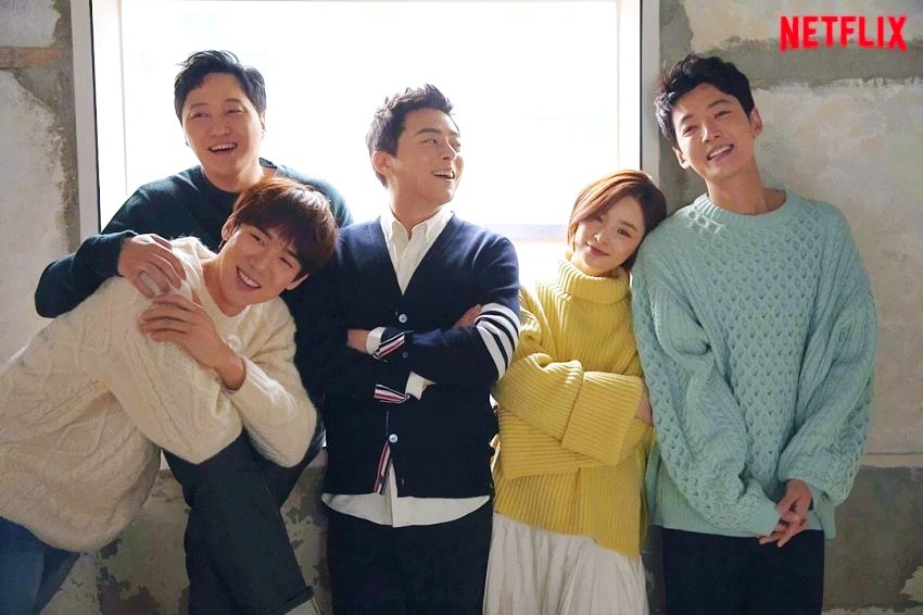 曹政奭、柳演錫、鄭敬淏、金大明、田美都tvN《機智醫生生活》五人幫合照