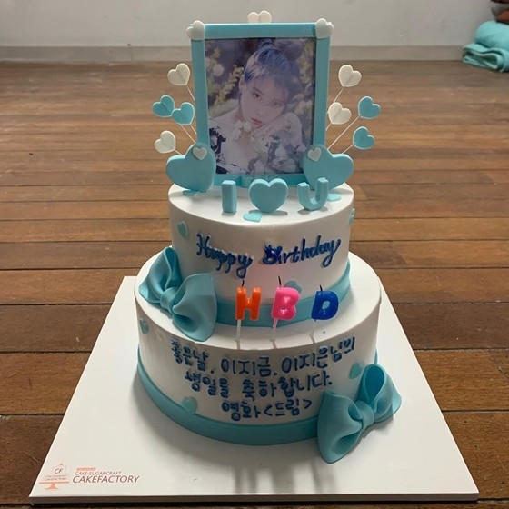 IU於片場曬生日應援！意外曝光電影《Dream》造型