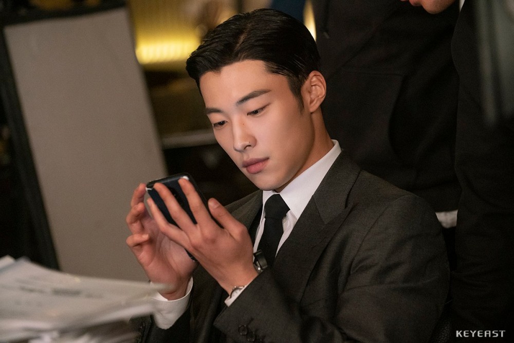 《The King：永遠的君主》禹棹煥花絮照公開