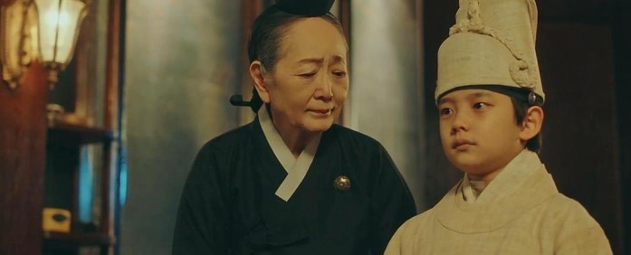 鄭賢俊出演過電影《寄生上流》以及《The King：永遠的君主》