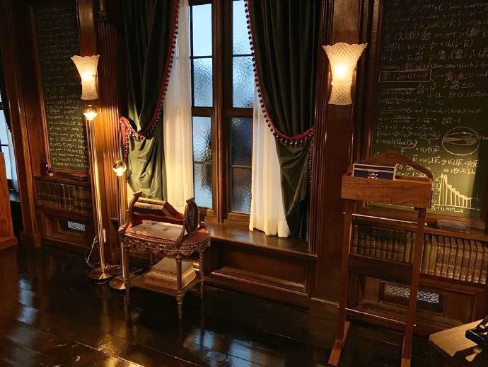 《The King:永遠的君主》書房佈景