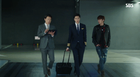 李敏鎬2016年《藍色海洋的傳說》飾演機師，制服誘惑