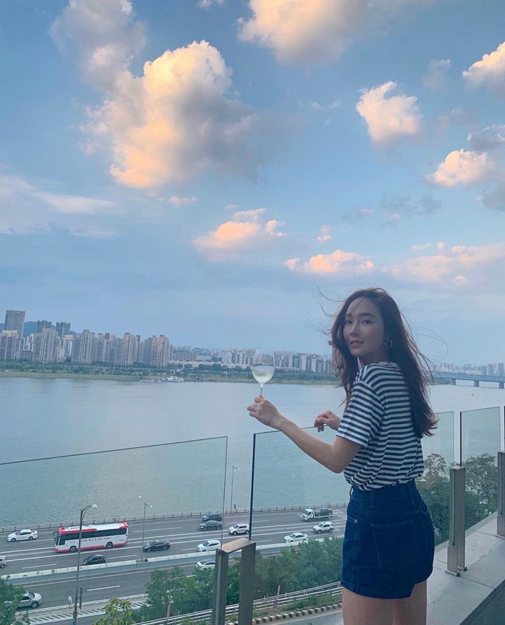 Jessica和Krystal姐妹倆在IG上分享家中陽台夜景