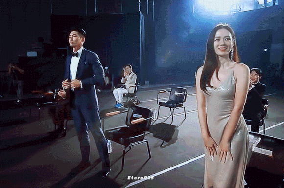 獲得男子&女子人氣獎的玄彬和孫藝珍同台領獎