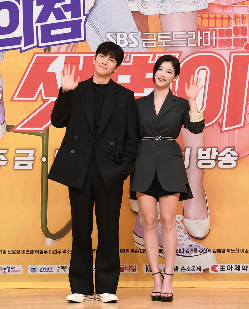 池昌旭與金裕貞出席《便利店新星》發佈會