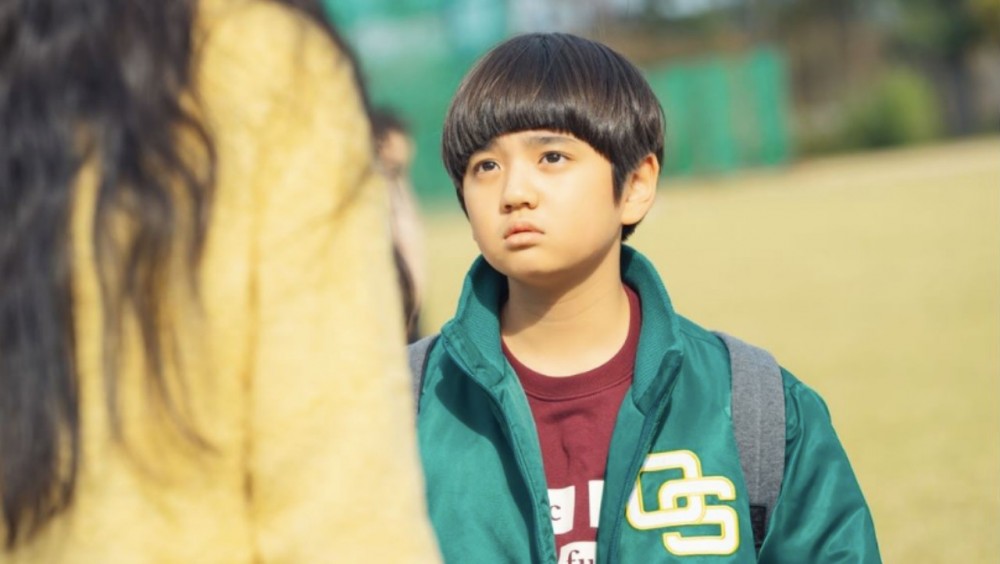 金康勳在《山茶花開時》中飾演孔曉振兒子