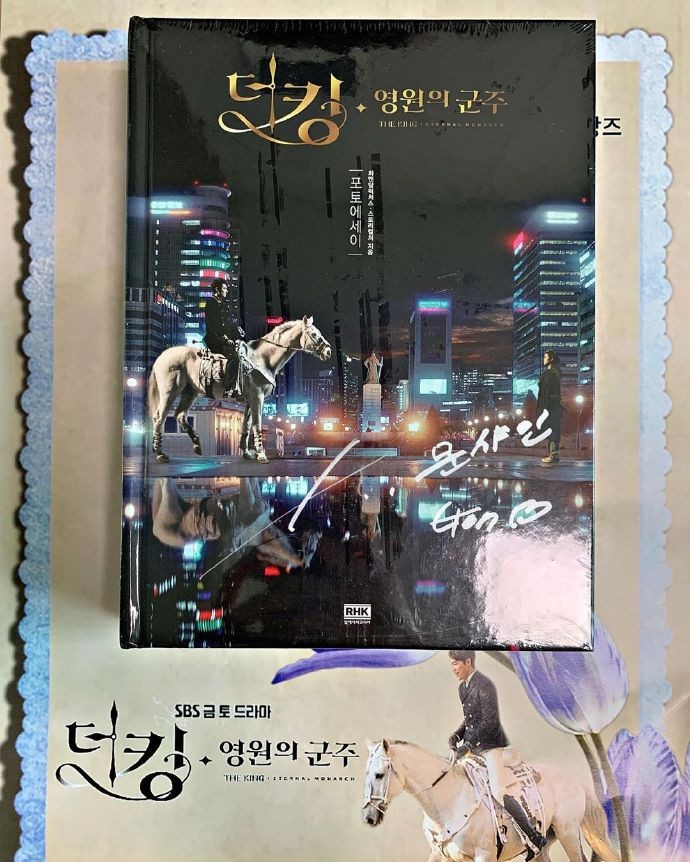 《The King：永遠的君主》寫真書