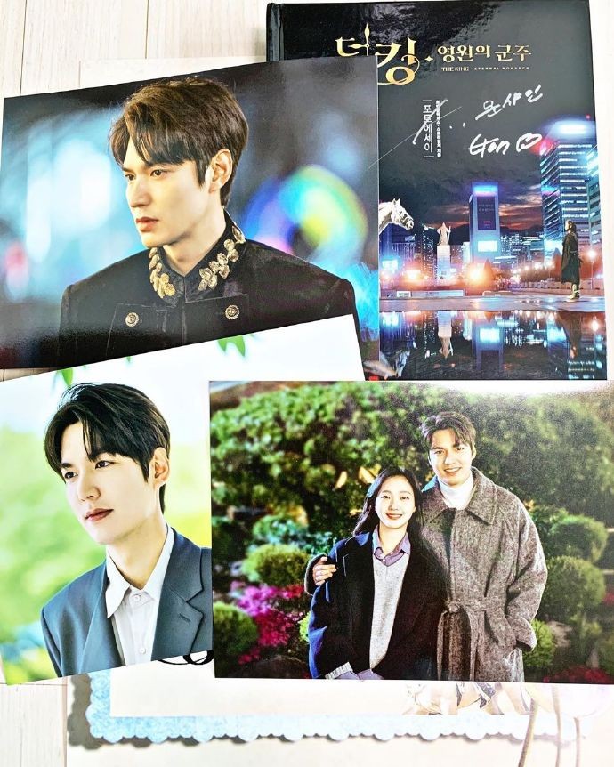 《The King：永遠的君主》寫真書