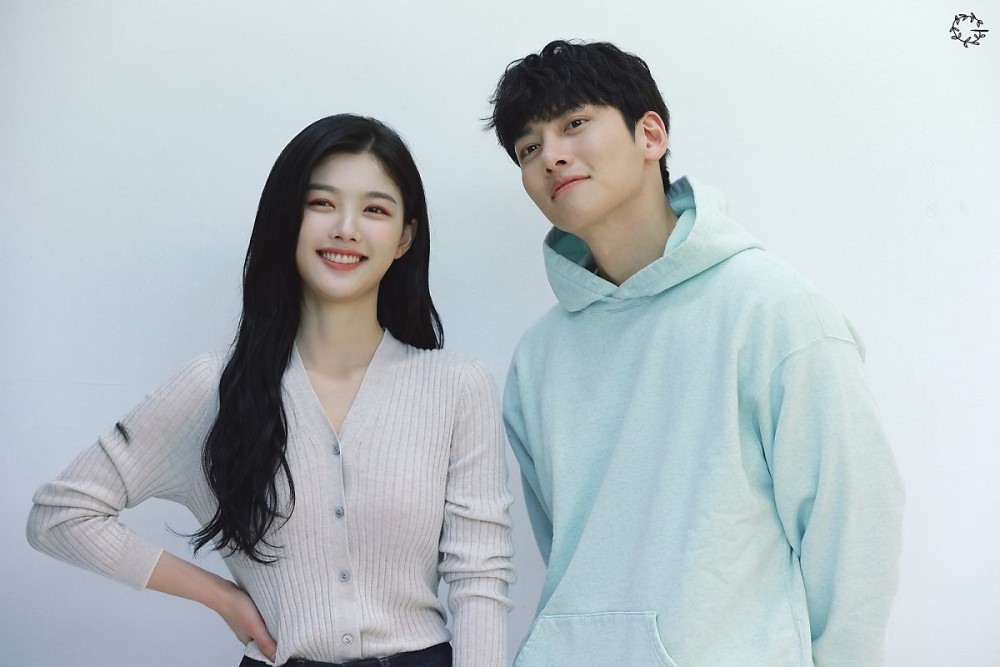 《便利店新星》池昌旭與金裕貞的海報拍攝現場