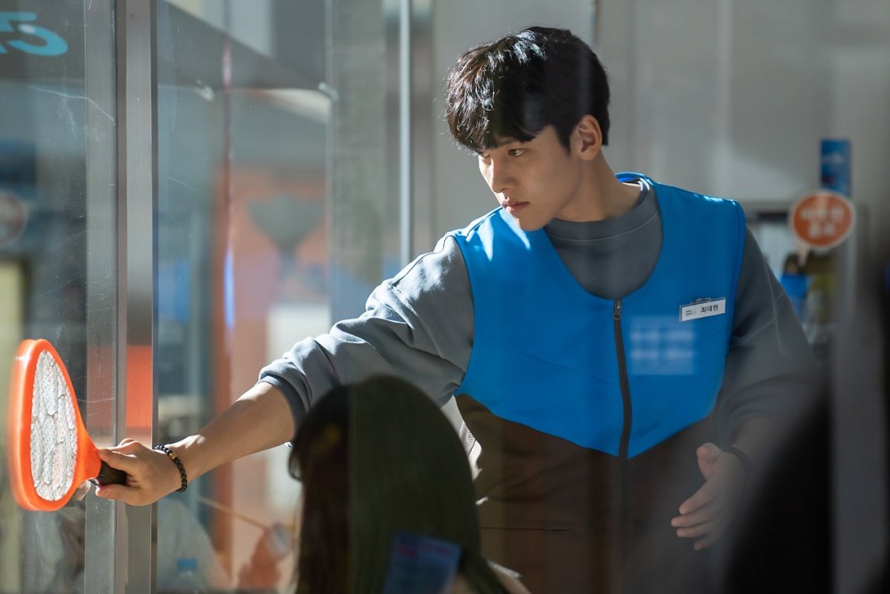 《便利店新星》池昌旭花絮照 認真打蒼蠅的店長