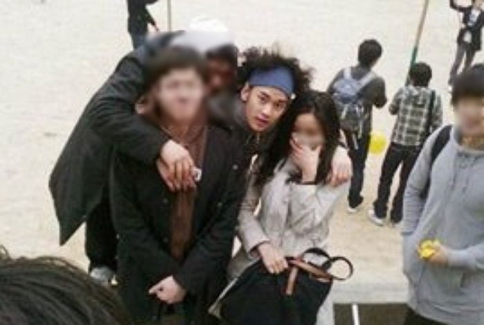 金秀賢大學時期的爆炸頭髮型