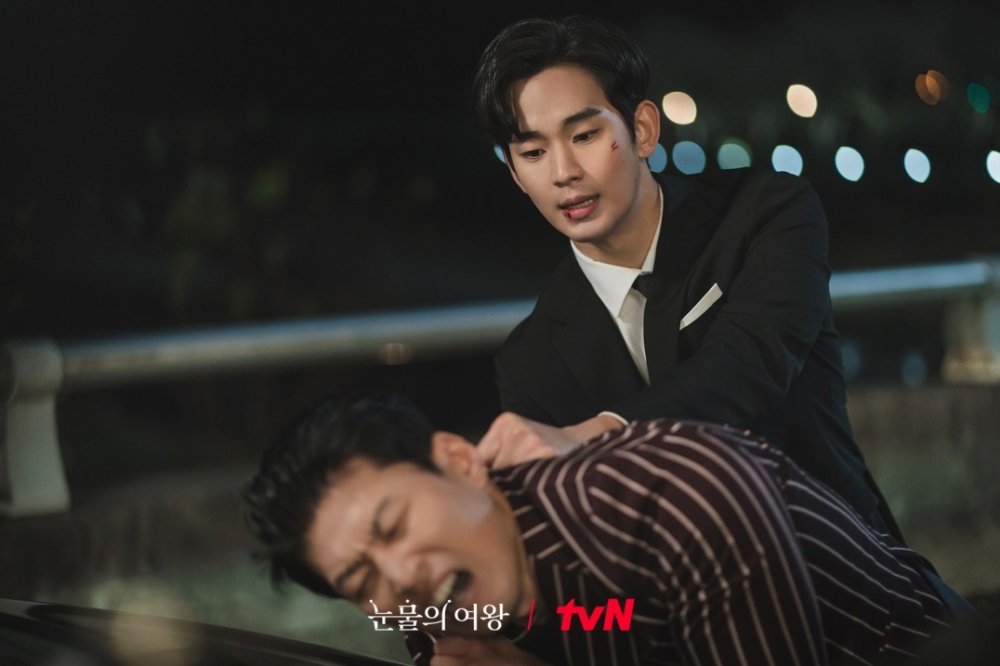 金秀賢在《淚之女王》中飾演的「白賢祐」身手了得