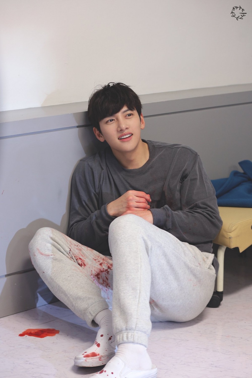 《便利店新星》池昌旭花絮照 被家暴依舊笑的很開心的店長