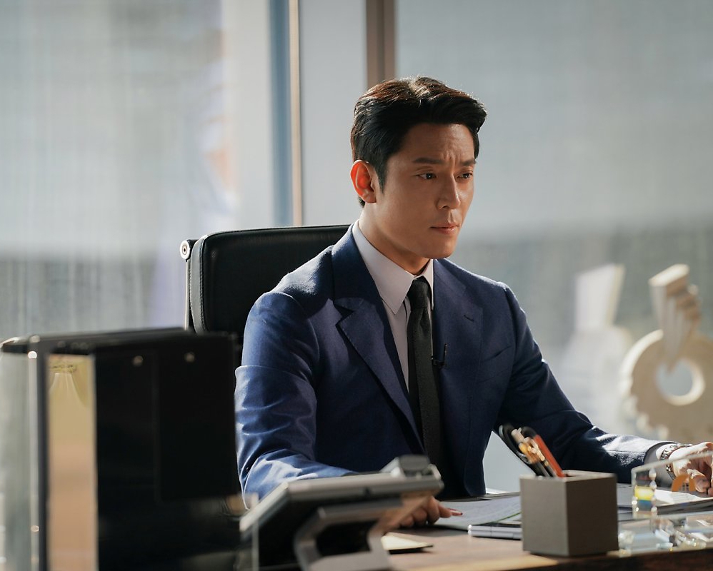 金柱憲在《黑話律師》中飾演九川市長「崔道河」