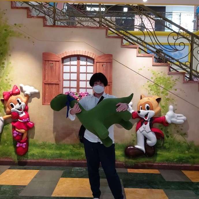 吳政世送粉絲恐龍玩偶禮物