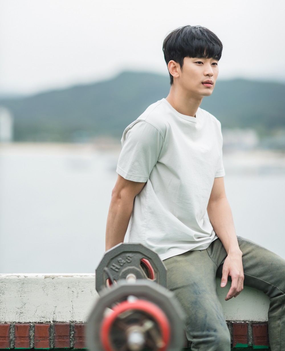 文康泰的造型平凡低調 凸顯其「奉獻」的精神