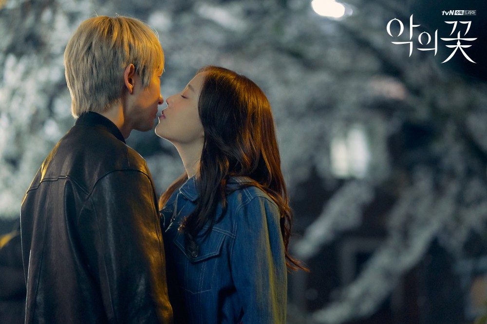 《惡之花》李準基與文彩元初吻