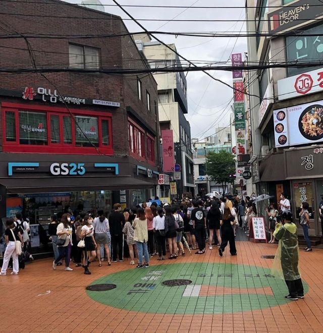 池昌旭「便利店活動」吸引大批粉絲圍觀