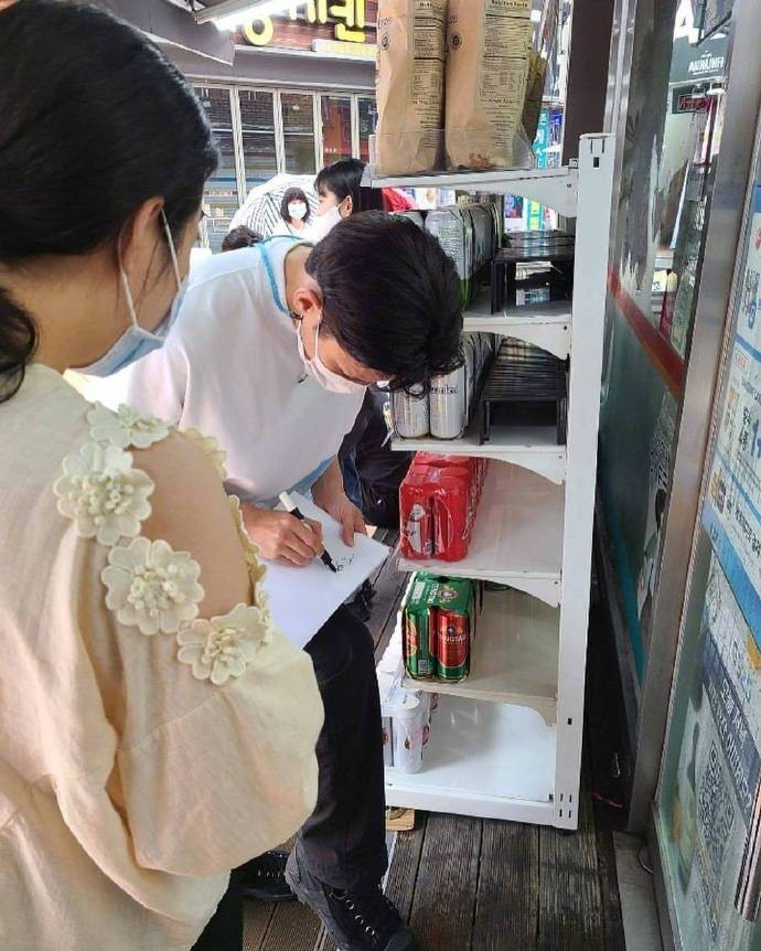 池昌旭「便利店活動」趁空檔幫粉絲簽名