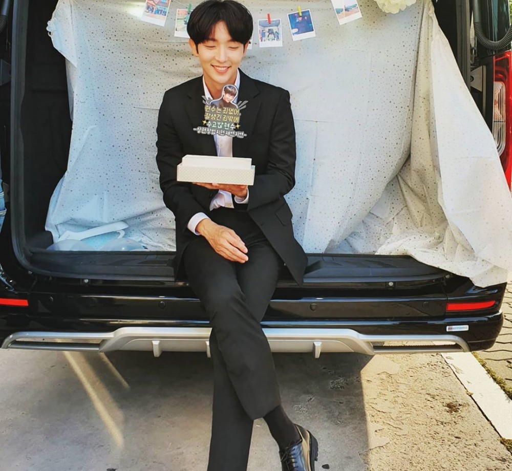 李準基工作人員準備殺青小派對