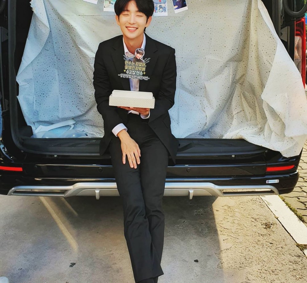 李準基工作人員準備殺青小派對