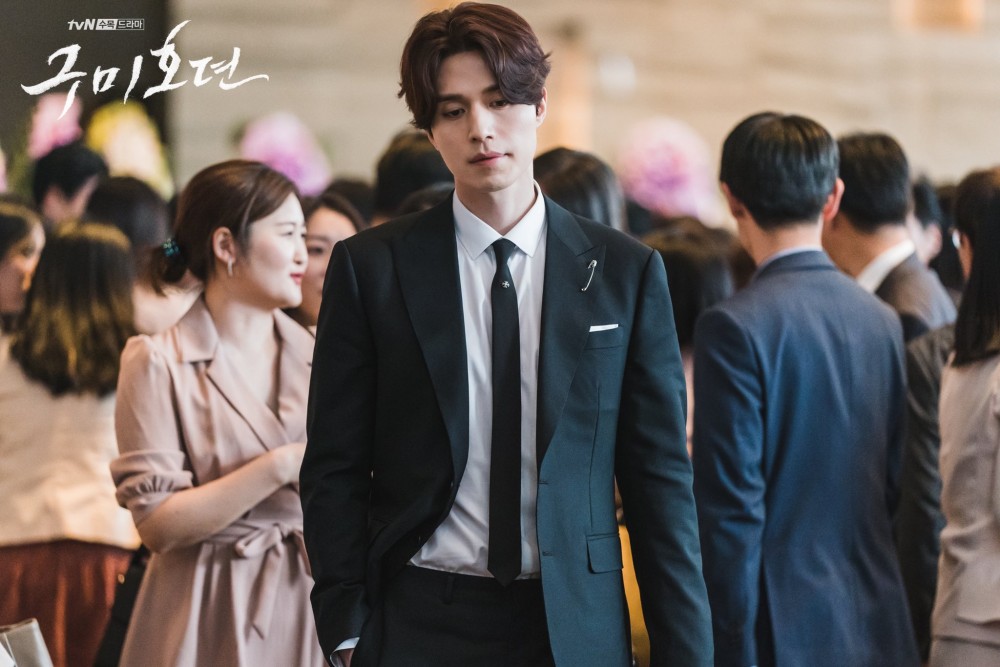 李棟旭在劇中飾演千年九尾狐「李硯」