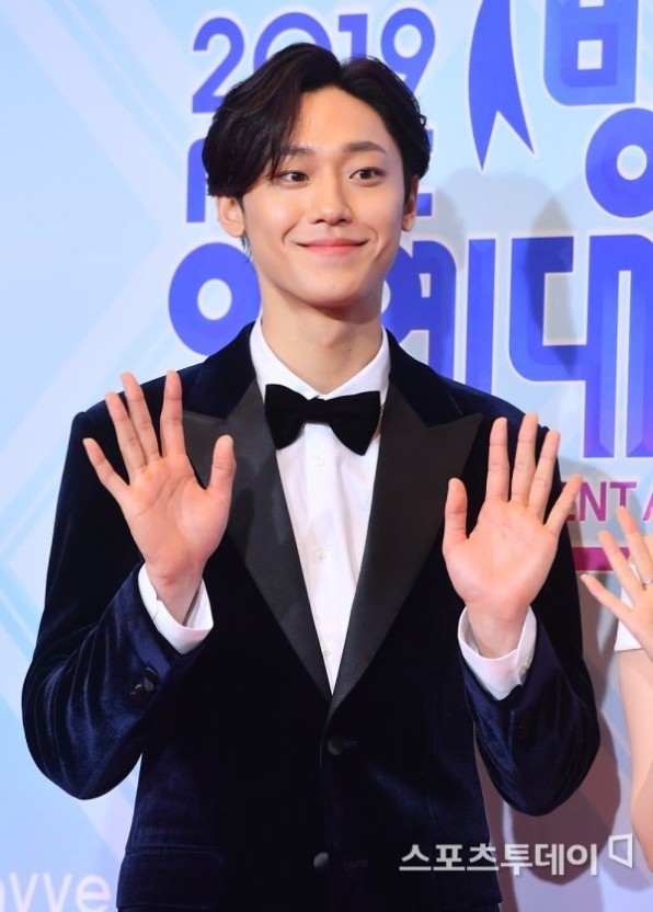 李到晛籃球隊舊照翻出,走入現實的《回到18歲》洪大英!