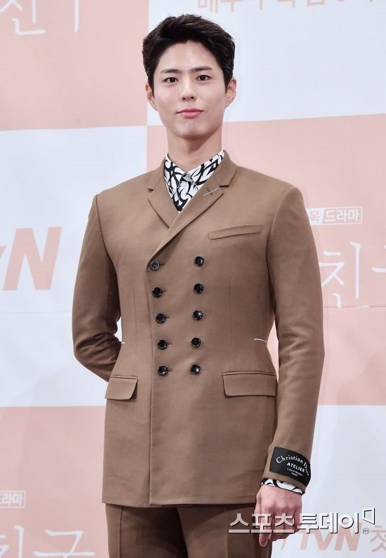 朴寶劍軍裝拍攝企業招募宣傳片 帥氣海軍代言人！