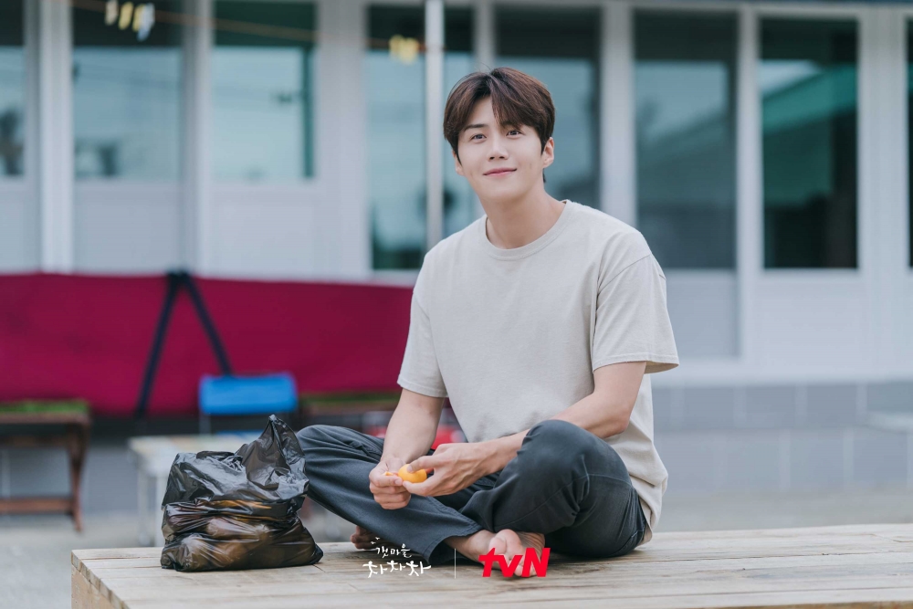 近日金宣虎在熱播劇《海岸村恰恰恰》晉升男一號