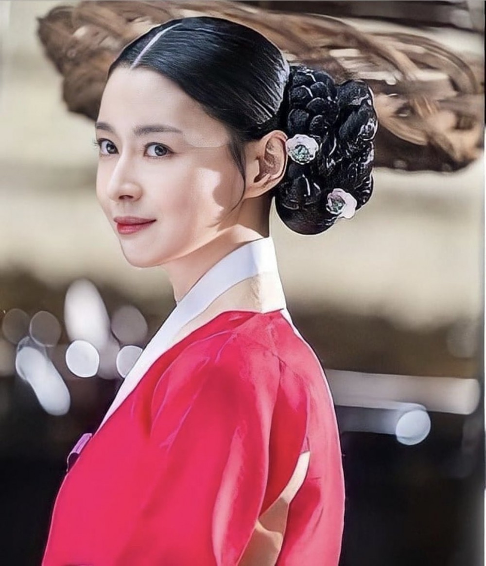 權娜拉飾演在劇中飾演徹底隱藏自己身份的女妓「洪多仁」