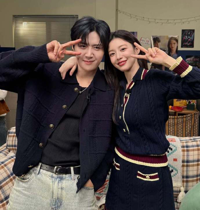 金宣虎與高允貞在狂發合照撒糖